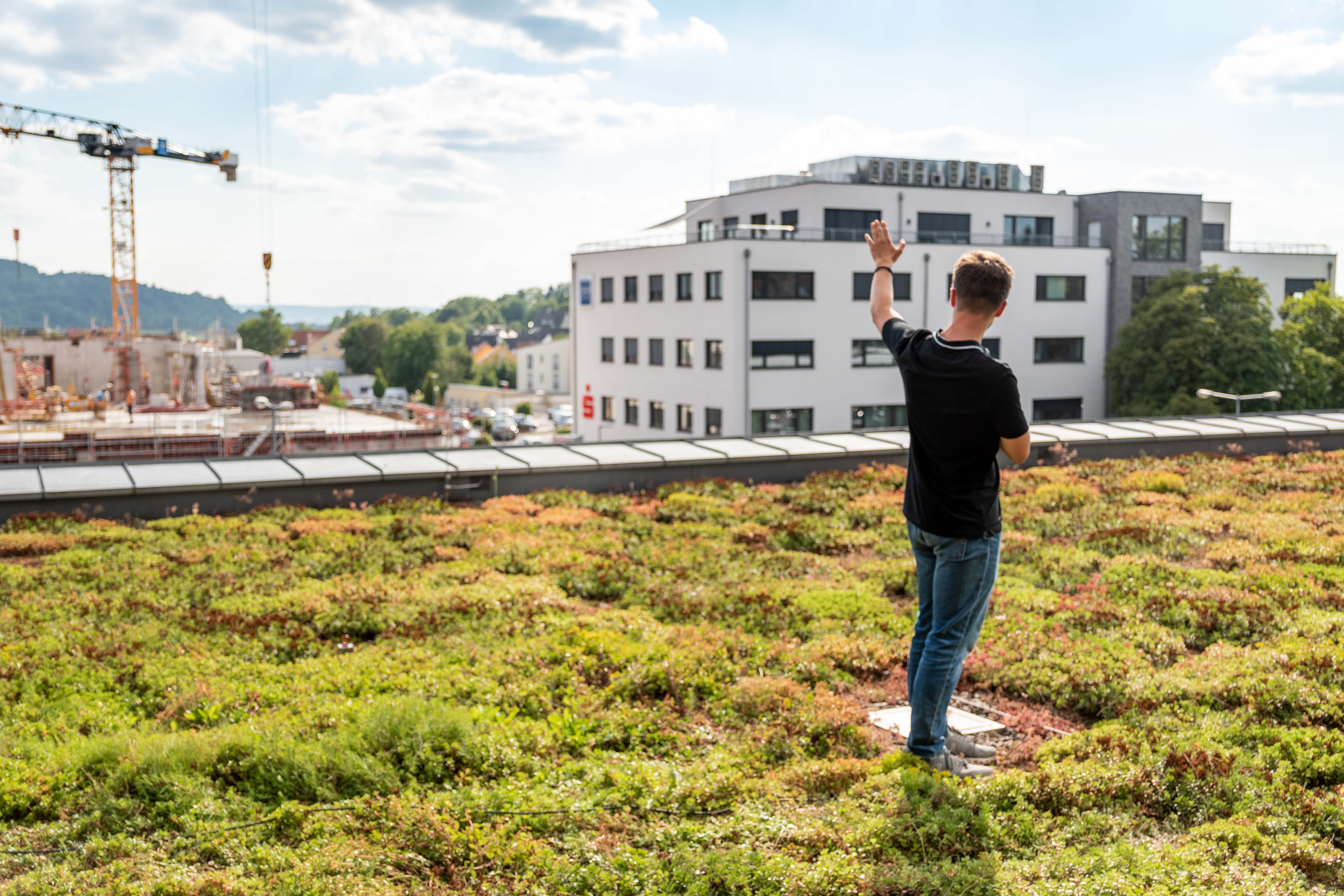 Andreas Kraus vor dem neuen Gebäude von Sunlab in der Bauphase